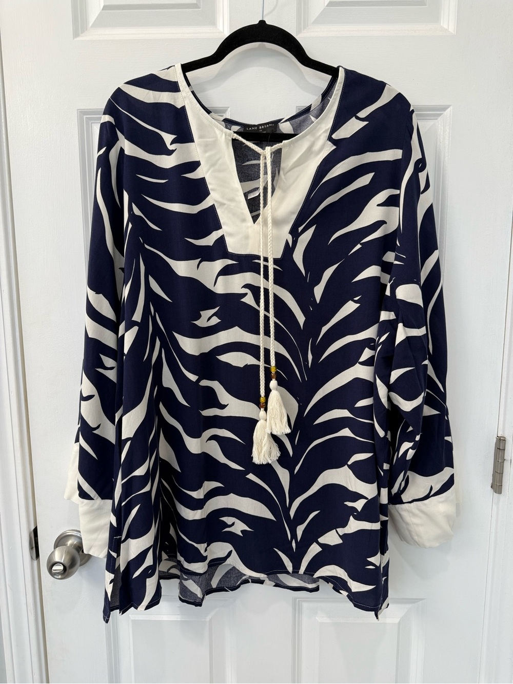 NWT Lane Bryant V-neck Abstract Print Blouse W/ Tie Tassel Size 22